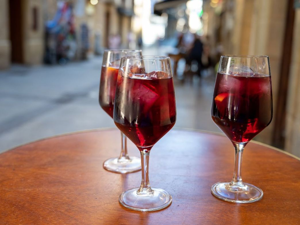 Copas de vino en mesa de bar