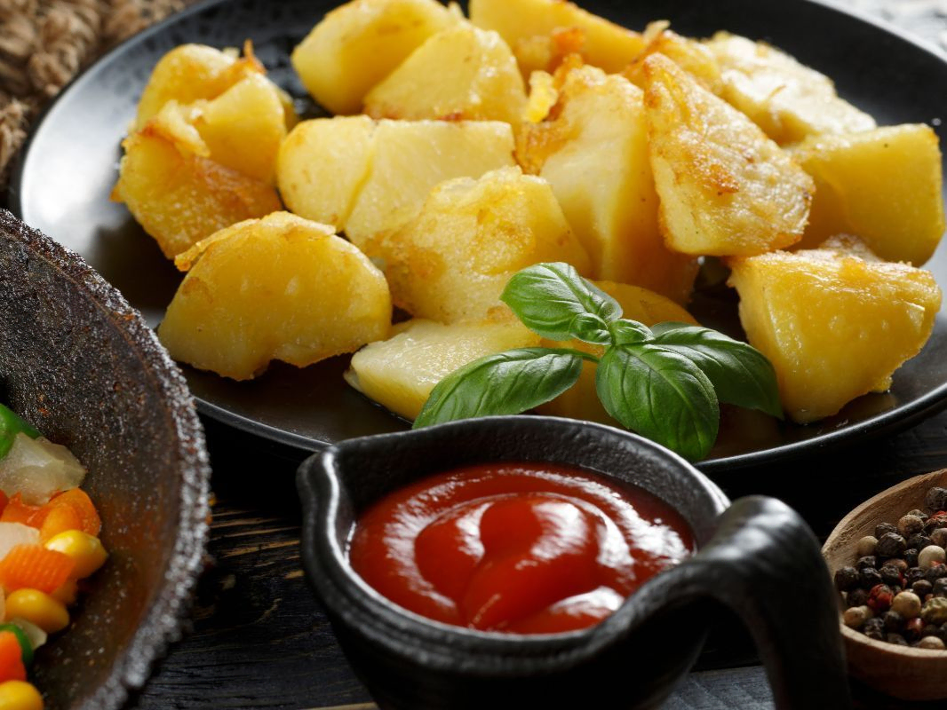 patatas junto a salsa